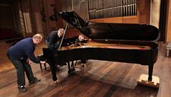Sthování klavíru Steinway do budovy Janákovy filharmonie v Ostrav.