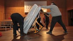 Sthování klavíru Steinway do budovy Janákovy filharmonie v Ostrav.