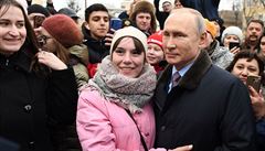 Prezident Vladimir Putin se nechává vyfotit s jednou z místních obyvatelek ve...