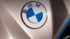 Nové logo BMW na elektromobilu Concept i4.