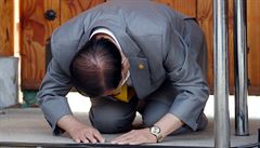 Vdce jihokorejsk sekty poklekl ped novini. Omluvil se za en koronaviru od lenky hnut