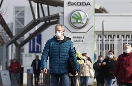Lidé opouštějí automobilku Škoda Auto v Mladé Boleslavi.