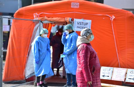 Opatření kvůli koronaviru u vstupu do areálu  nemocnice Uherské Hradiště.