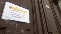 Jako opatření proti šíření koronaviru byla uzavřena základní škola na pražském...