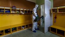 Zaměstnanec deratizační společnosti provádí desinfekci školky na Praze 6.