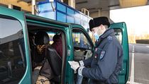 Maarsk policista kontroluje doklady ukrajinskmu dlnkovi, kter chce...
