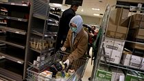Žena nakupuje v londýnském supermarketu.
