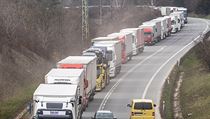 Kolona kamion ped hraninm pechodem do Polska v Nchod se postupn nathla...