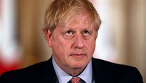Britsk premir Boris Johnson na tiskov konferenci ke koronaviru.