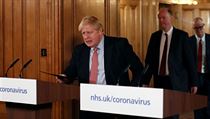 Premir Boris Johnson pichz na tiskovou konferenci, na kterou ho doprovodili...