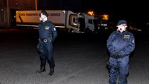 Policisté hlídají u skladu v průmyslové zóně v Lovosicích, ve kterém byly...
