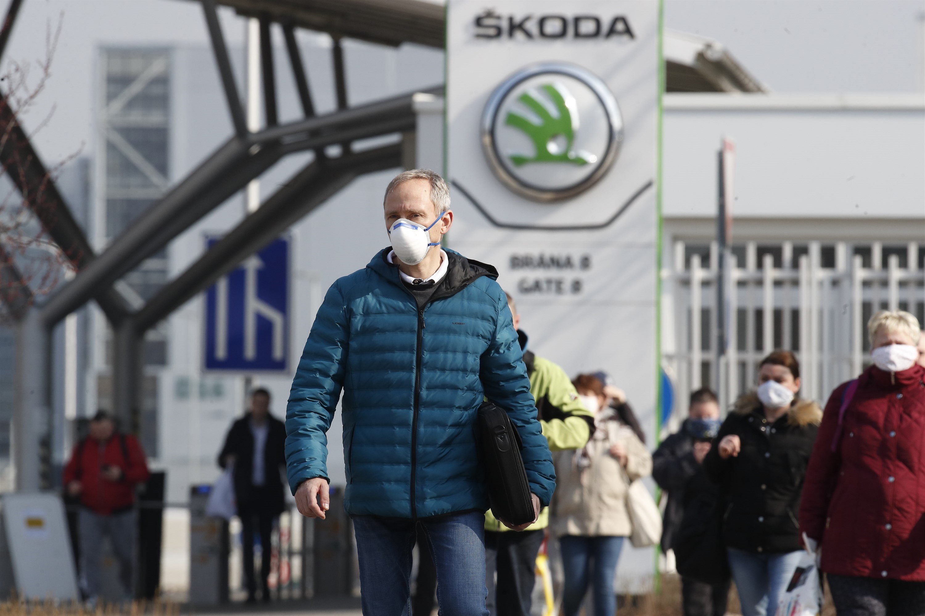 Lidé opou�t�jí automobilku �koda Auto v Mladé Boleslavi.
