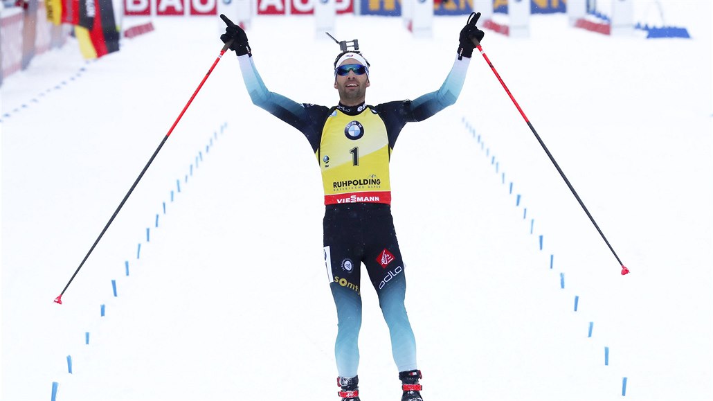 Martin Fourcade se raduje z vítzství (foto archiv).