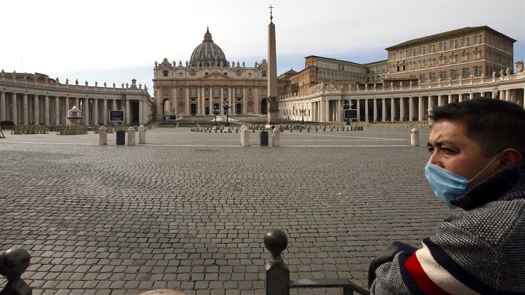 Námstí Svatého Petra ve Vatikánu je neobvykle prázdné.