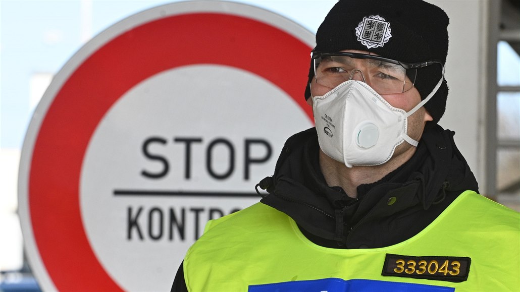 Policisté kontrolují 14. bezna 2020 idie na hranicích s Rakouskem v Mikulov...