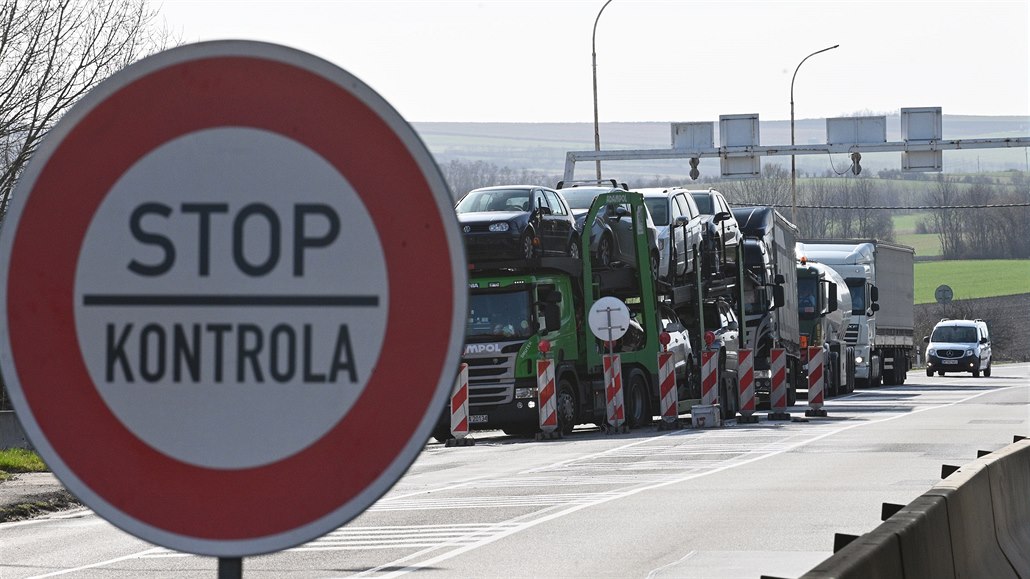 Policisté, hasii a celníci kontrolují 14. bezna 2020 idie na hranicích s...