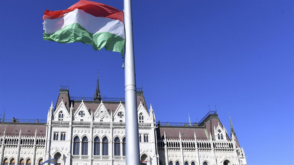 Vztaená maarská vlajka ped parlamentem v Budapeti.