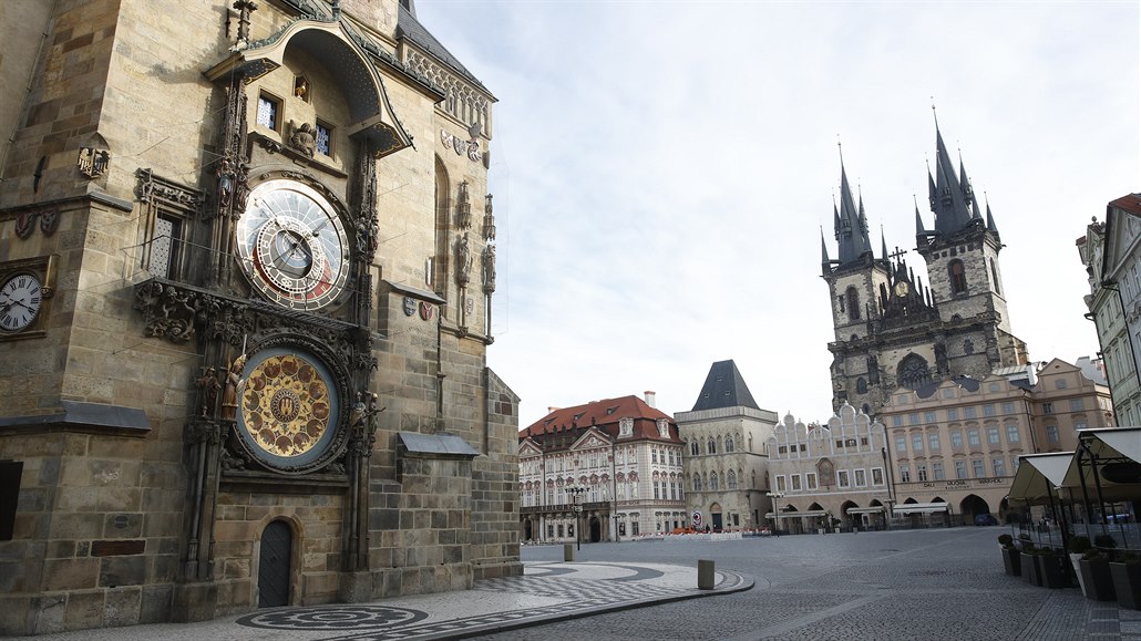 Staroměstské náměstí v Praze zeje prázdnotou.