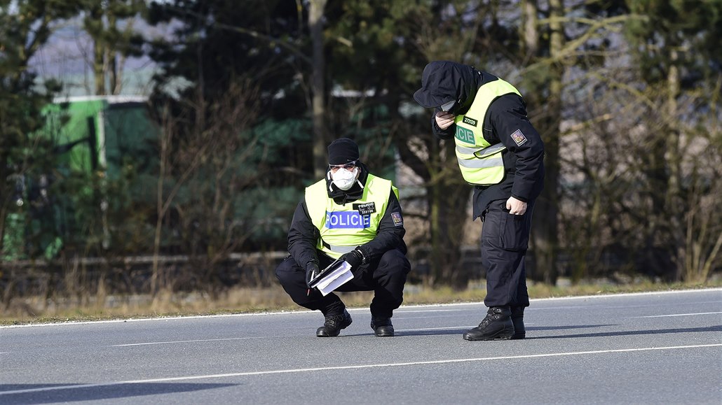 Policisté kontrolovali vozidla projídjící pes kontrolní bod u sjezdu na 253....