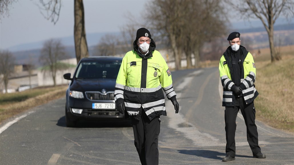 Policie hlídkující u obce Kynice, která je pod karanténou.