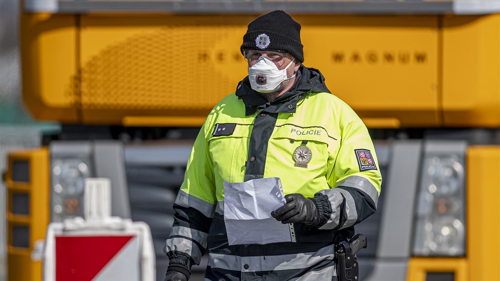 eský policista na esko-polském hraniním pechodu Náchod/Kudowa Slone.