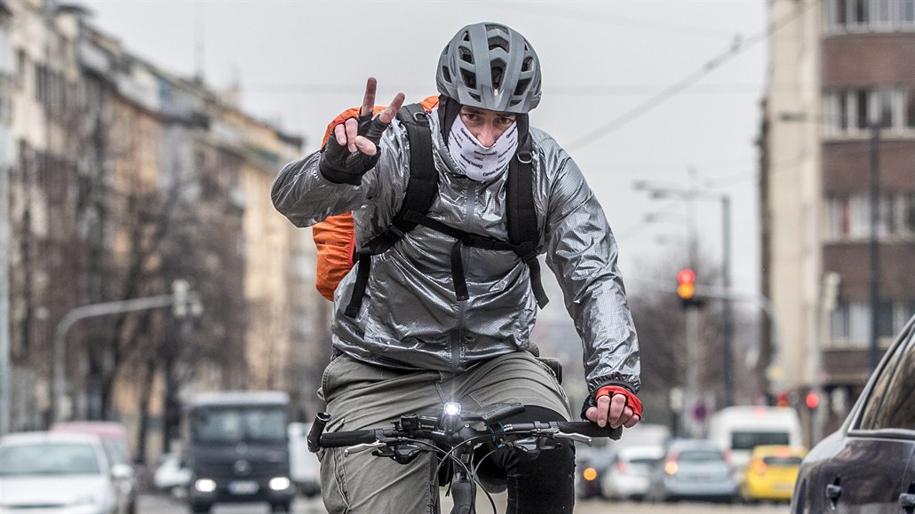 Cyklista s nákrníkem. 