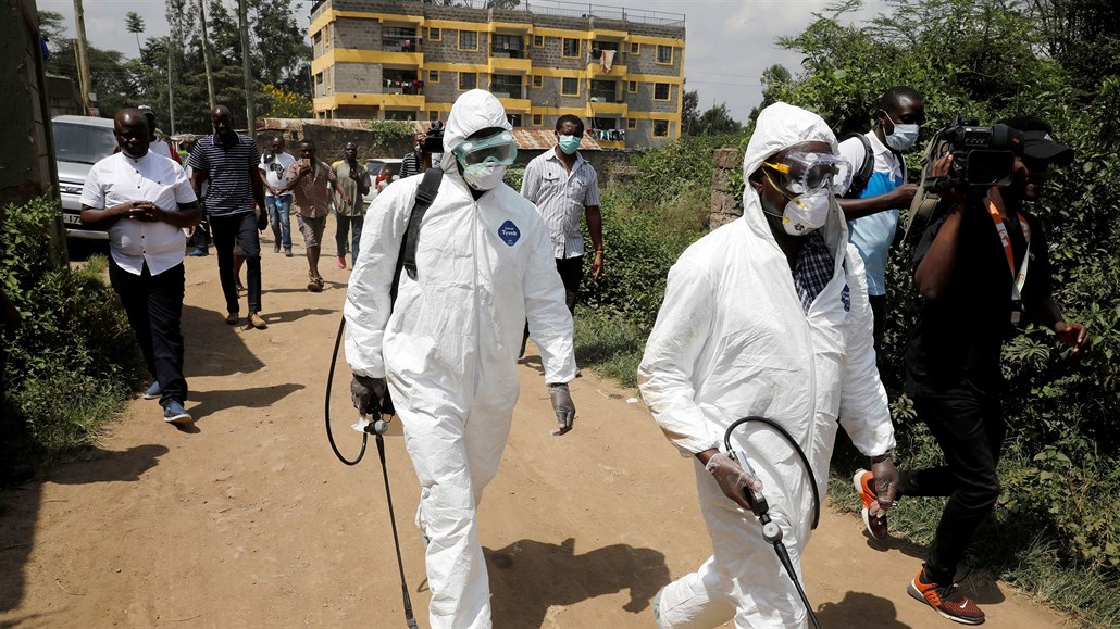 Zdravotníci z Keni vyrážejí dezinfikovat místo, kde žije první potvrzený...