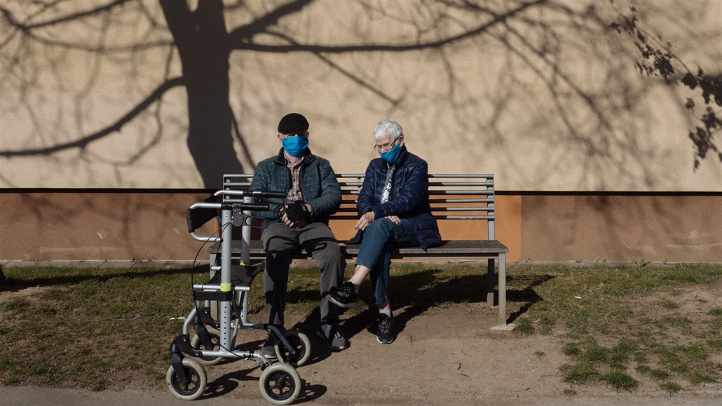 Senioi mají nyní kvli koronaviru vyhrazené hodiny, kdy mohou jít nakoupit.