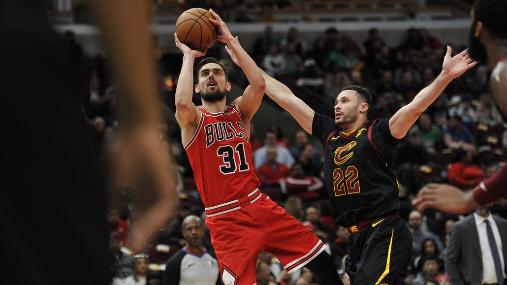 Basketbalista Chicaga Bulls Tomáš Satoranský střílí na koš.