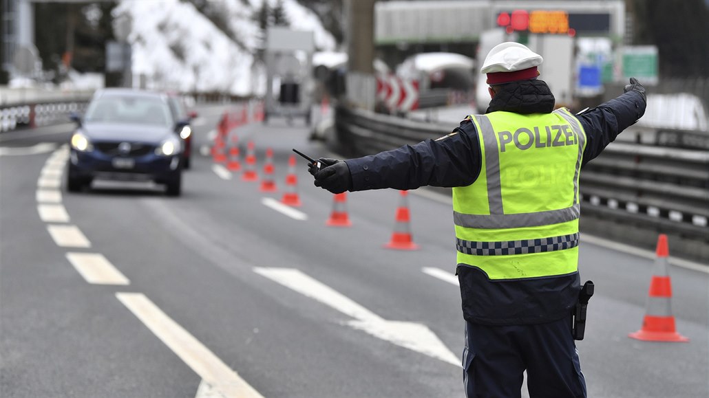 Rakouský policista na hranicích s Itálií v Brennerském prsmyku.