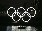 Olympijské kruhy v Japonsku stále svítí.