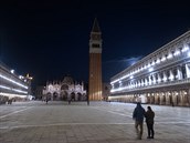 Tém liduprázdné námstí Svatého Marka v Benátkách.