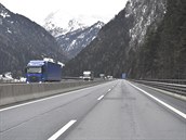Dálnice nedaleko rakouského Innsbrucku smrem do Itálie je prázdná.