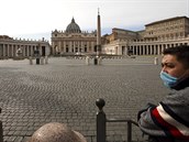 Námstí Svatého Petra ve Vatikánu je neobvykle prázdné.