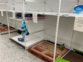 Prázdné regály supermarket ve Velké Británii.