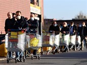 Lidé v Itálii ekají ped supermarkety na nákup, ale zárove dodrují...