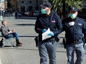 Italtí policisté se chrání ped koronavirem.