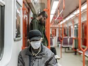 Cestující s roukou v praském metru.