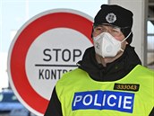 Policisté kontrolují 14. bezna 2020 idie na hranicích s Rakouskem v Mikulov...