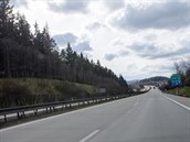 Nezvykle prázdná dálnice D5 u Rozvadova, na které obas projede kamion a...