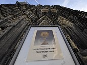 Cedule na známé katedrále svatého Petra v Kolínu nad Rýnem informuje, e...