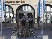 Zoufalí íníci prázdné restaurace poblí Mariánského námstí v Mnichov.