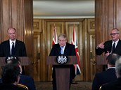 éf zdravotnického poradního týmu Chris Whitty (vlevo), premiér Boris Johnson...
