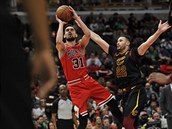 Basketbalista Chicaga Bulls Tomá Satoranský stílí na ko.