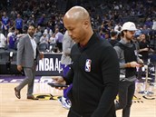 Rozhodí basketbalové NBA Marc Davis opoutí palubovku po zrueném zápase...