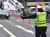 Rakouský policista na hranicích s Itálií v Brennerském prsmyku.