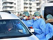 Opatení kvli koronaviru u vstupu do areálu  nemocnice Uherské Hradit.
