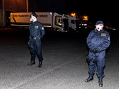 Policisté hlídají u skladu v prmyslové zón v Lovosicích, ve kterém byly...