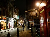 Nezvykle klidná ulice v londýnské tvrti Soho.