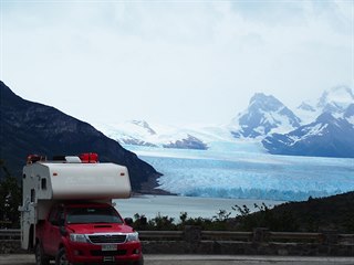 Snad nejznámější ledovec Perito Moreno působí i z dálky jako obrovské ledové...